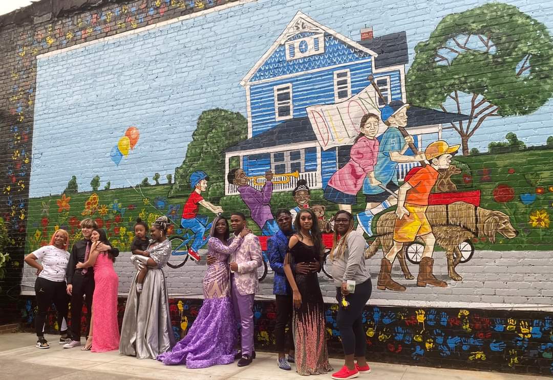 Prom-Goers Take Pictures At New Mural